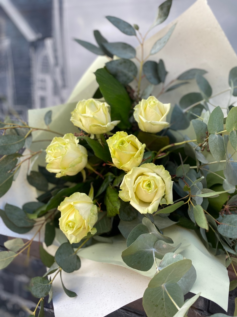 White roses delivered in Eastbourne 