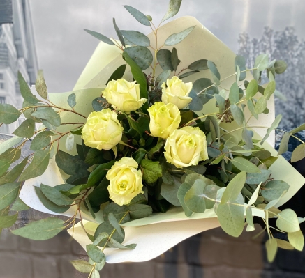 White roses delivered in Eastbourne 